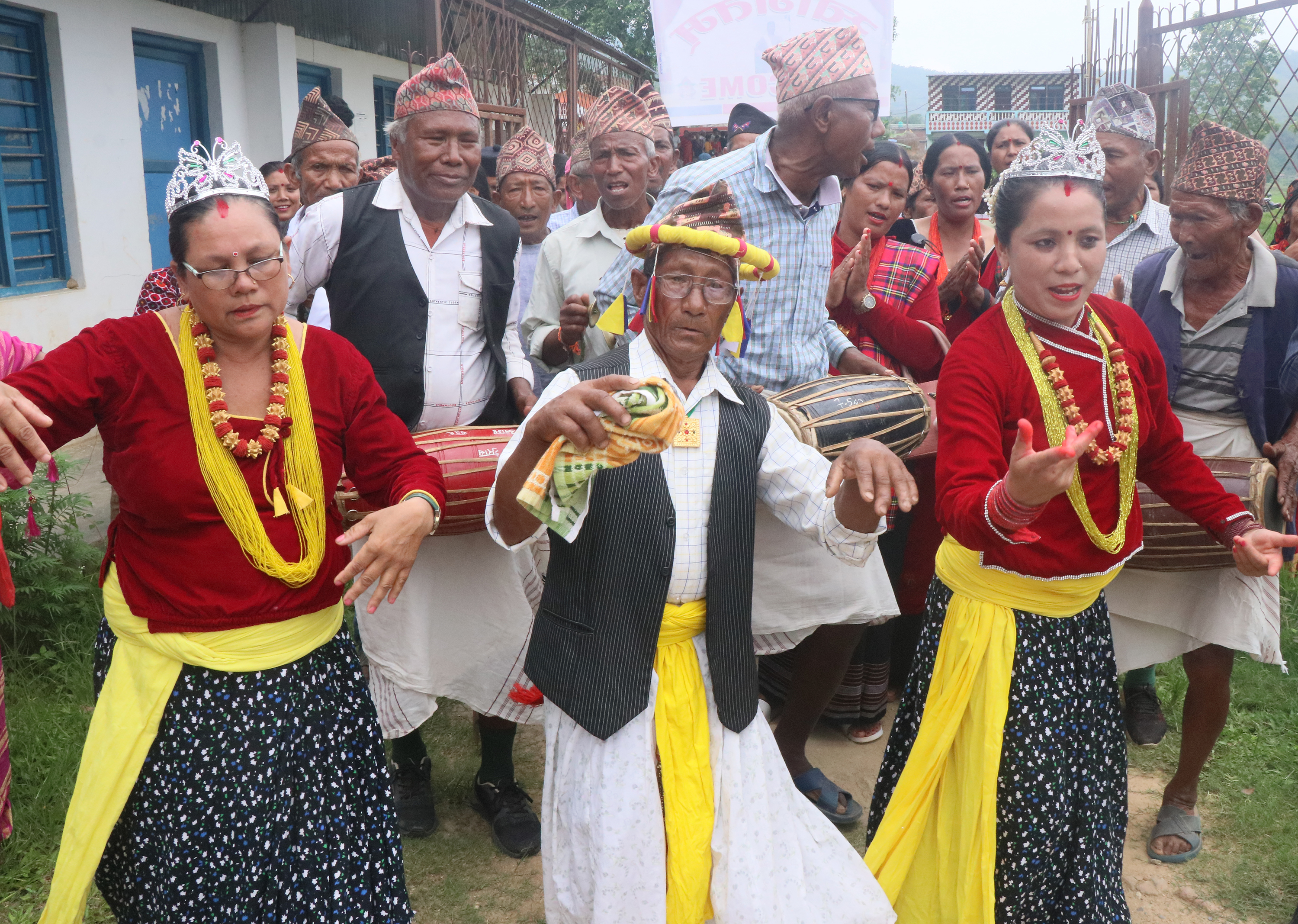 गाउँमा पुरुष नहुँदा महिलाले नाचे लोपोन्मुख ‘पाउदुरे’ नाच